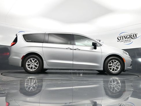 Used 2024 Chrysler Pacifica Touring-L FWD image 36