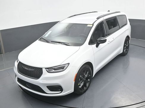 New 2026 Chrysler Pacifica Select image 45