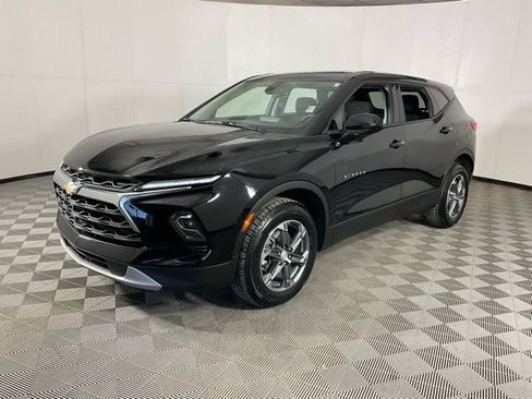 Used 2025 Chevrolet Blazer LT image 2