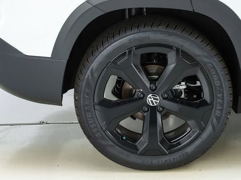 New 2025 Volkswagen Taos SEL image 13