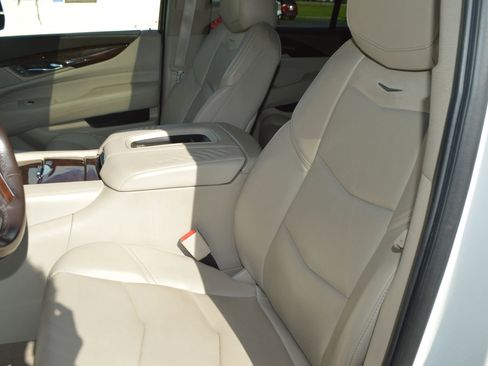 Used 2016 Cadillac Escalade ESV Luxury AWD/4WD image 15