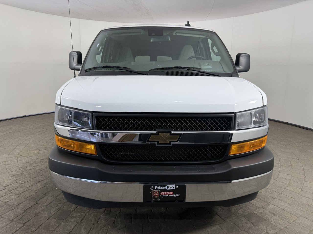 Used 2025 Chevrolet Express 3500 LT w/ LT Preferred Equipment Group RWD image 2