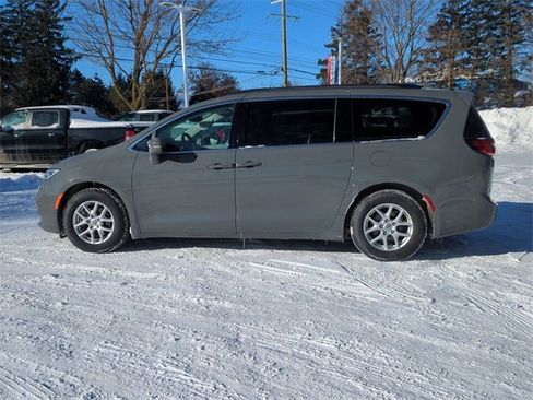 Used 2022 Chrysler Pacifica Touring-L image 6