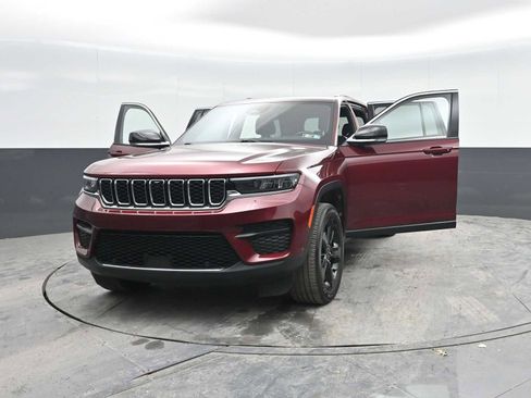 Used 2022 Jeep Grand Cherokee Altitude AWD/4WD image 56