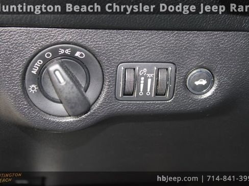 Used 2019 Dodge Challenger SXT image 12