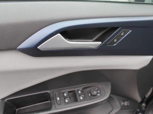 Used 2022 Volkswagen Taos SE w/ Panoramic Sunroof Package image 15