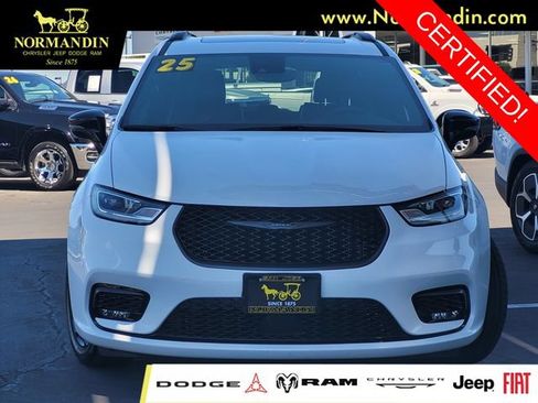 Certified 2025 Chrysler Pacifica Limited FWD image 2