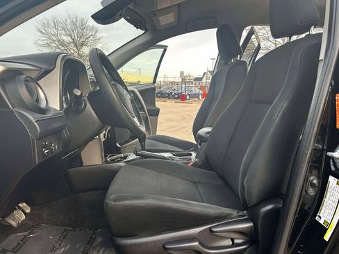 Used 2018 Toyota RAV4 LE image 19