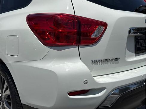 Used 2020 Nissan Pathfinder SL FWD image 11