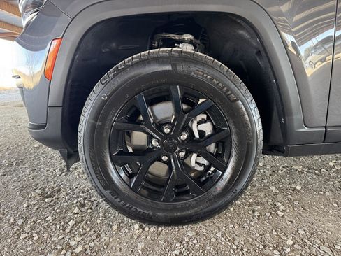 Used 2025 Jeep Grand Cherokee L Altitude image 43