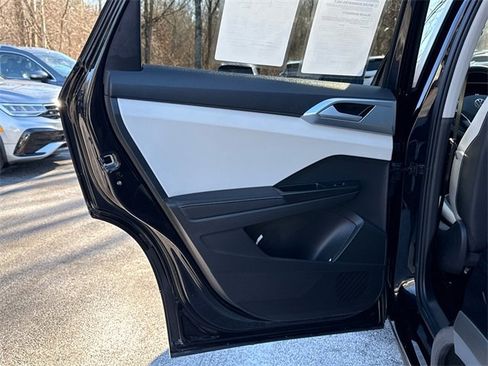 Certified 2025 Volkswagen Taos SE w/ Panoramic Sunroof Package image 20