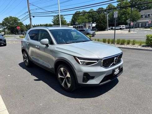 Used 2025 Volvo XC40 B5 Plus AWD/4WD image 6