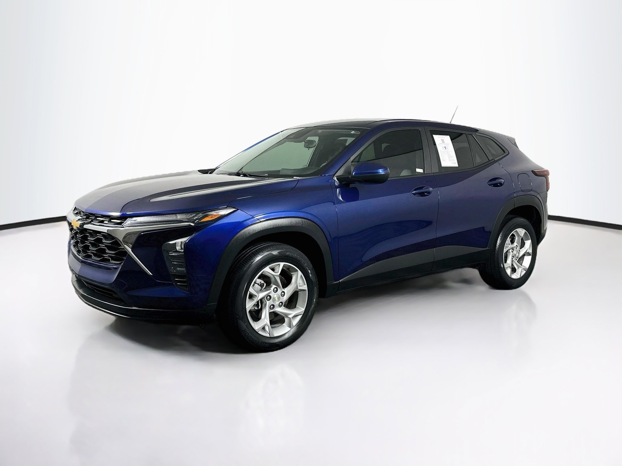 Used 2024 Chevrolet Trax LS w/ LS Convenience Package FWD image 3