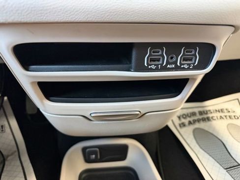 Used 2024 Chrysler Pacifica Touring-L image 27