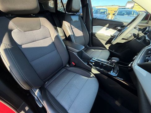 Used 2025 Chevrolet Trax LT image 34