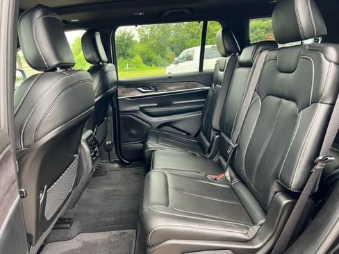 Used 2025 Jeep Grand Cherokee L Limited w/ Luxury Tech Group II AWD/4WD image 5