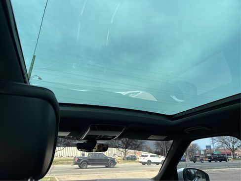 Used 2018 Land Rover Range Rover Sport SE image 32