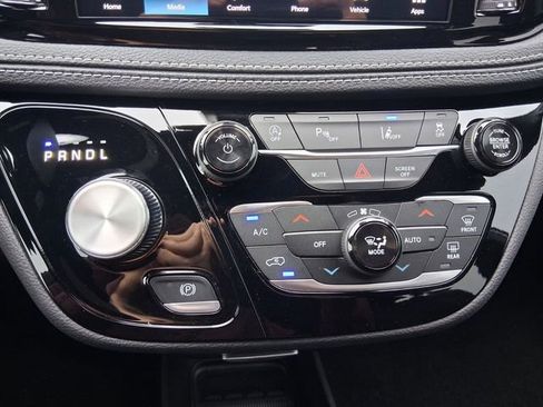 Used 2026 Chrysler Pacifica Select image 26