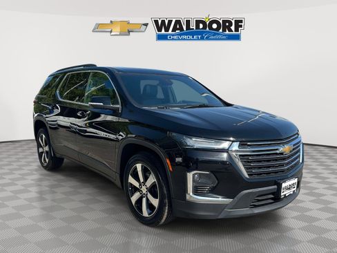 Used 2023 Chevrolet Traverse LT w/ LT Premium Package AWD/4WD image 1