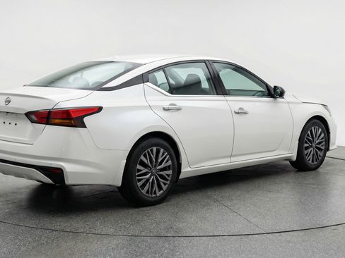 Used 2025 Nissan Altima 2.5 SV FWD image 9