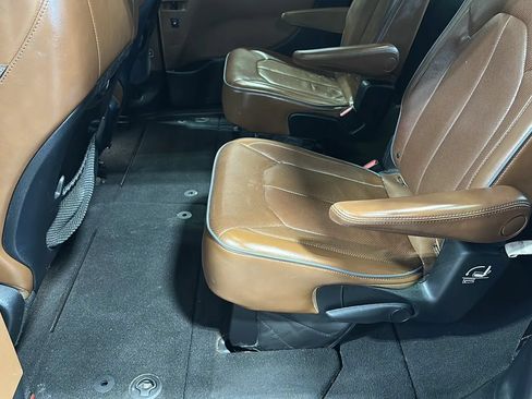Used 2017 Chrysler Pacifica Limited w/ Tire & Wheel Group FWD image 10