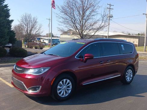 Used 2018 Chrysler Pacifica Touring-L Plus image 1