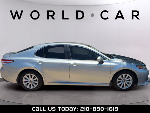 Used 2018 Toyota Camry LE w/ Convenience Package FWD image 2