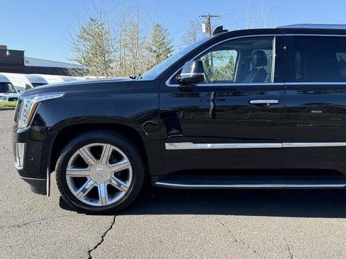 Used 2017 Cadillac Escalade Luxury image 5