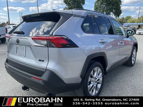 Used 2021 Toyota RAV4 XLE Premium image 5