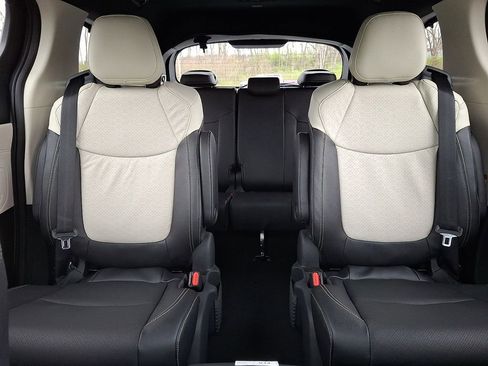 New 2026 Toyota Sienna Platinum image 14