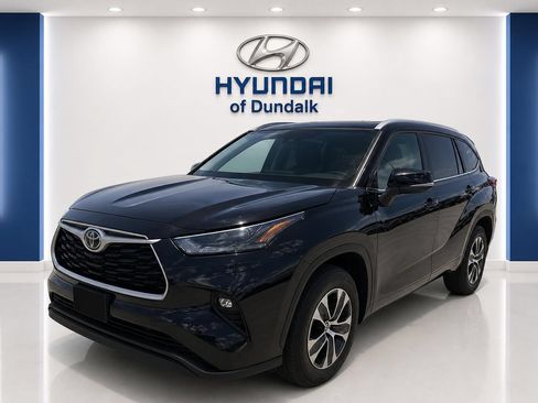 Used 2023 Toyota Highlander XLE FWD image 3