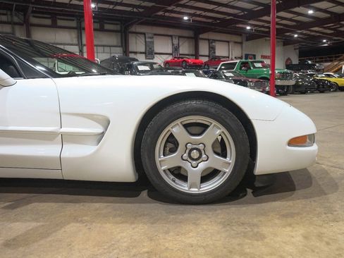 Used 1998 Chevrolet Corvette Coupe RWD image 11