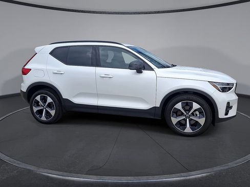 Certified 2026 Volvo XC40 B5 Plus AWD/4WD image 6