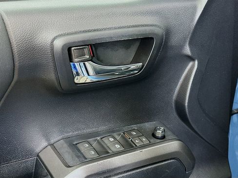 Used 2019 Toyota Tacoma TRD Sport AWD/4WD image 19