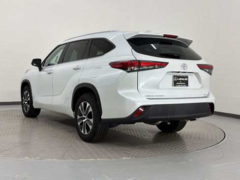Used 2023 Toyota Highlander XLE FWD image 3