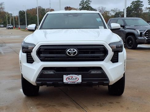 Certified 2025 Toyota Tacoma SR5 image 4