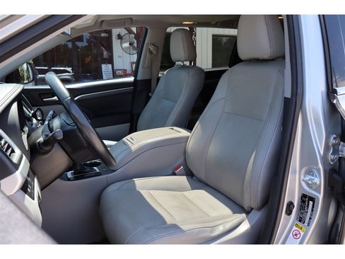 Used 2017 Toyota Highlander FWD V6 image 18