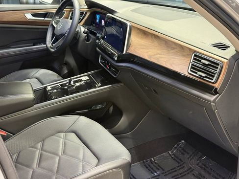 Used 2024 Volkswagen Atlas SE image 30