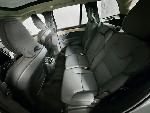 Used 2025 Volvo XC90 B6 Plus image 30