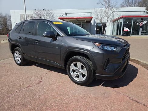 Used 2019 Toyota RAV4 LE w/ Carpet Mat Package image 7