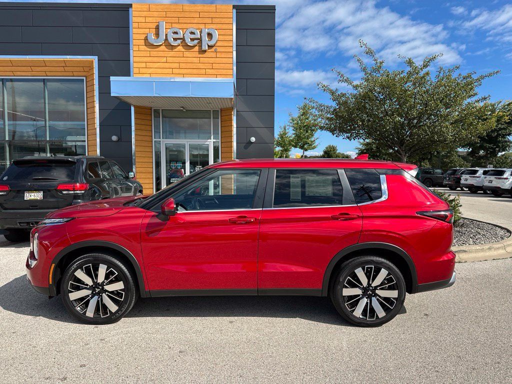 Used 2025 Mitsubishi Outlander SE AWD/4WD image 13