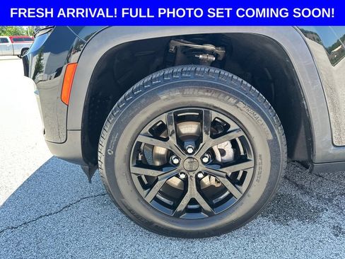 Used 2024 Jeep Grand Cherokee Altitude AWD/4WD image 19