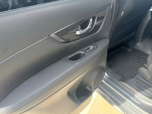 Used 2020 Nissan Rogue SV image 19