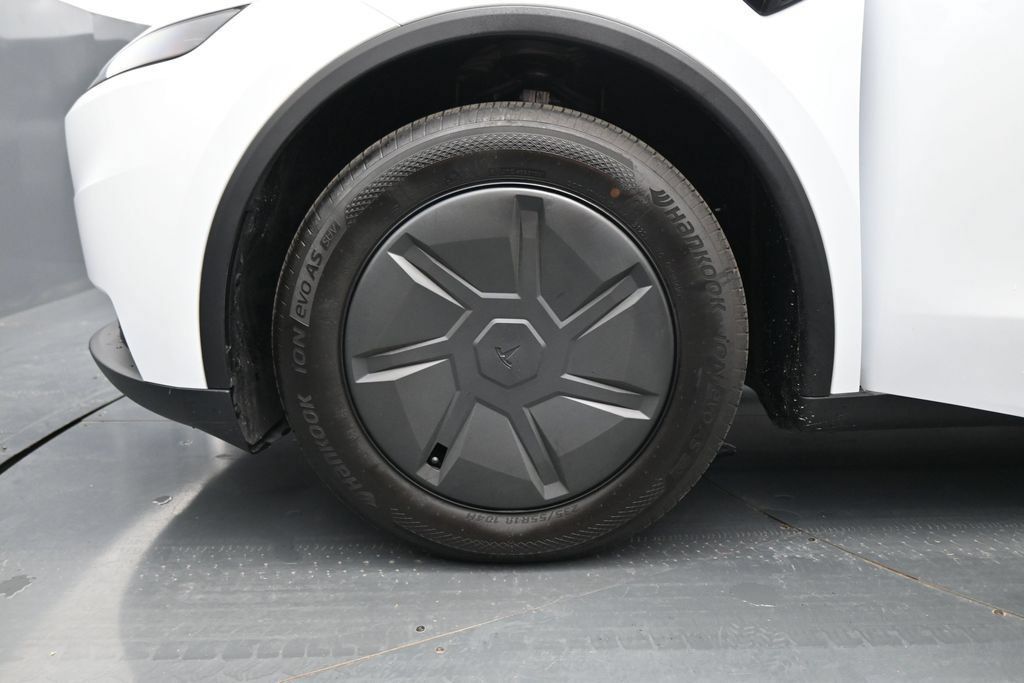 Used 2026 Tesla Model Y 2WD image 22