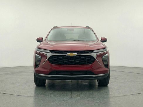 Used 2025 Chevrolet Trax LT FWD image 2