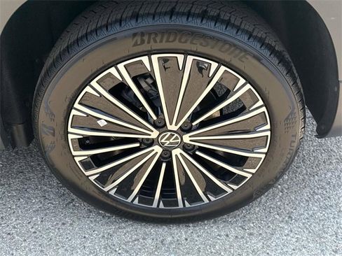 New 2025 Volkswagen Taos SE image 30
