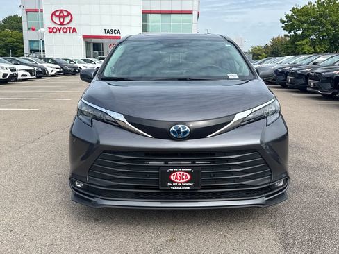 Used 2025 Toyota Sienna XLE w/ XLE Plus Package AWD/4WD image 2