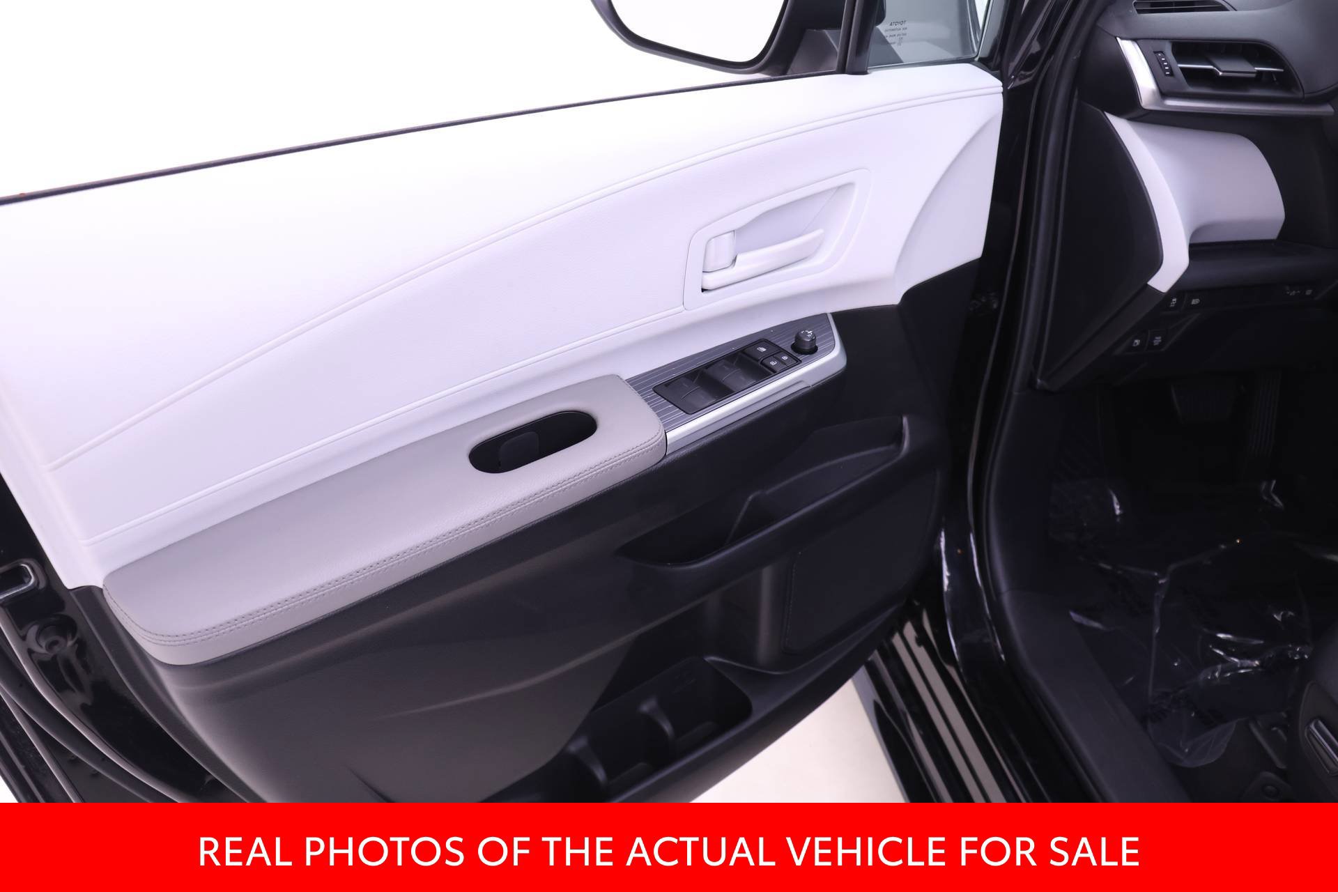 Certified 2025 Toyota Sienna LE AWD/4WD image 9