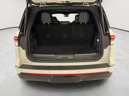 Used 2024 Lincoln Navigator Premiere AWD/4WD image 24