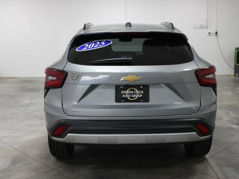 Used 2025 Chevrolet Trax LT FWD image 8